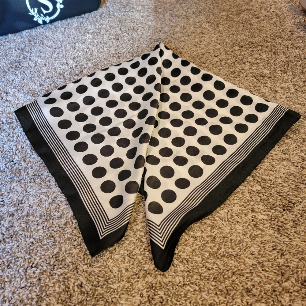 Black and white Silk Like scarf - Picture 8 of 10